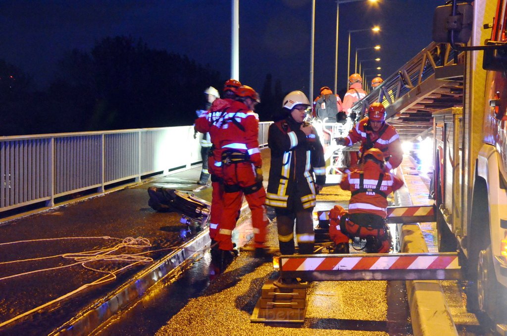 Einsatz BF Hoehenretter Koelner Seilbahn Hoehe Zoobruecke P2305.JPG